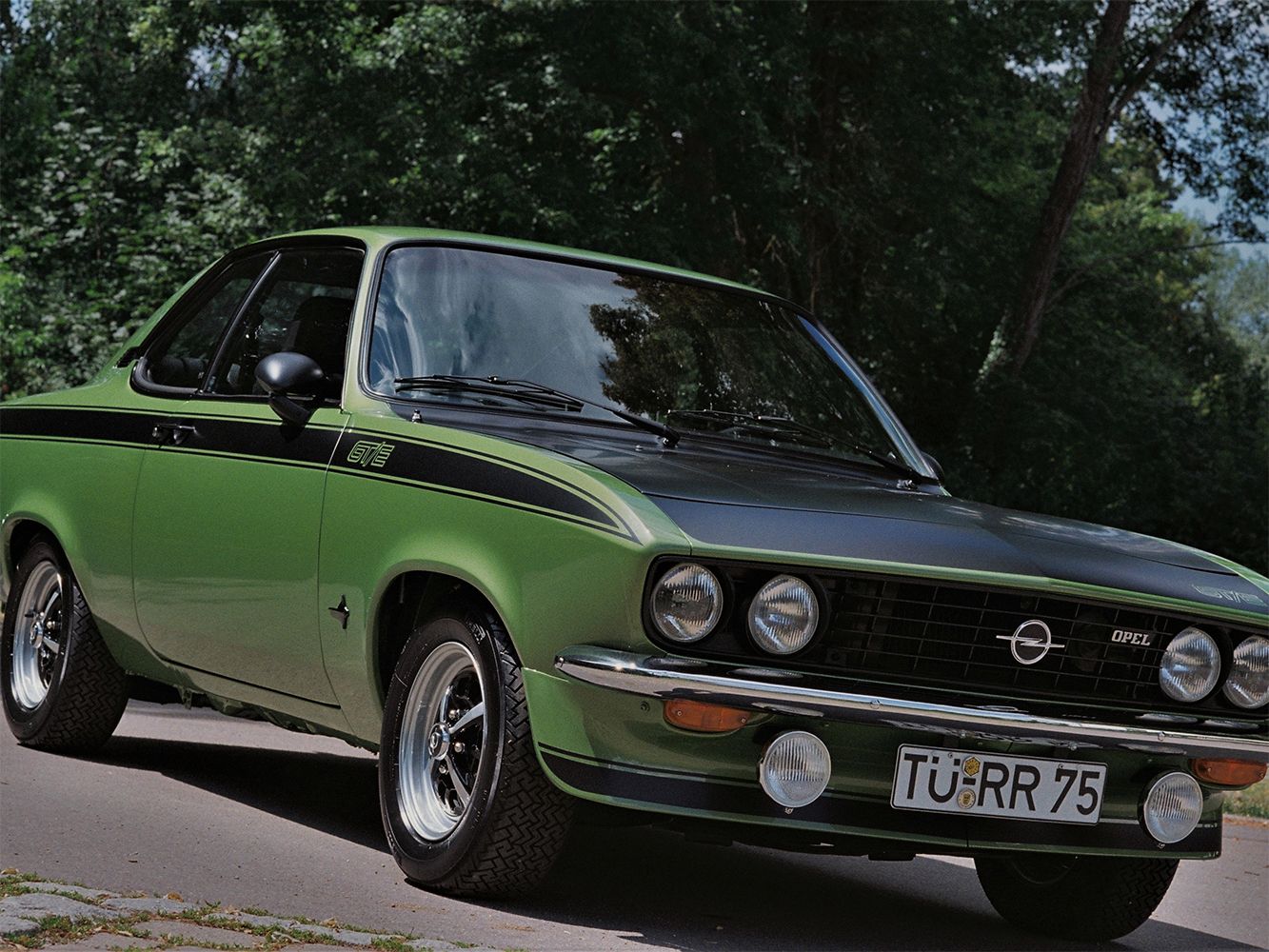 Ein klassischer grüner Opel Oldtimer